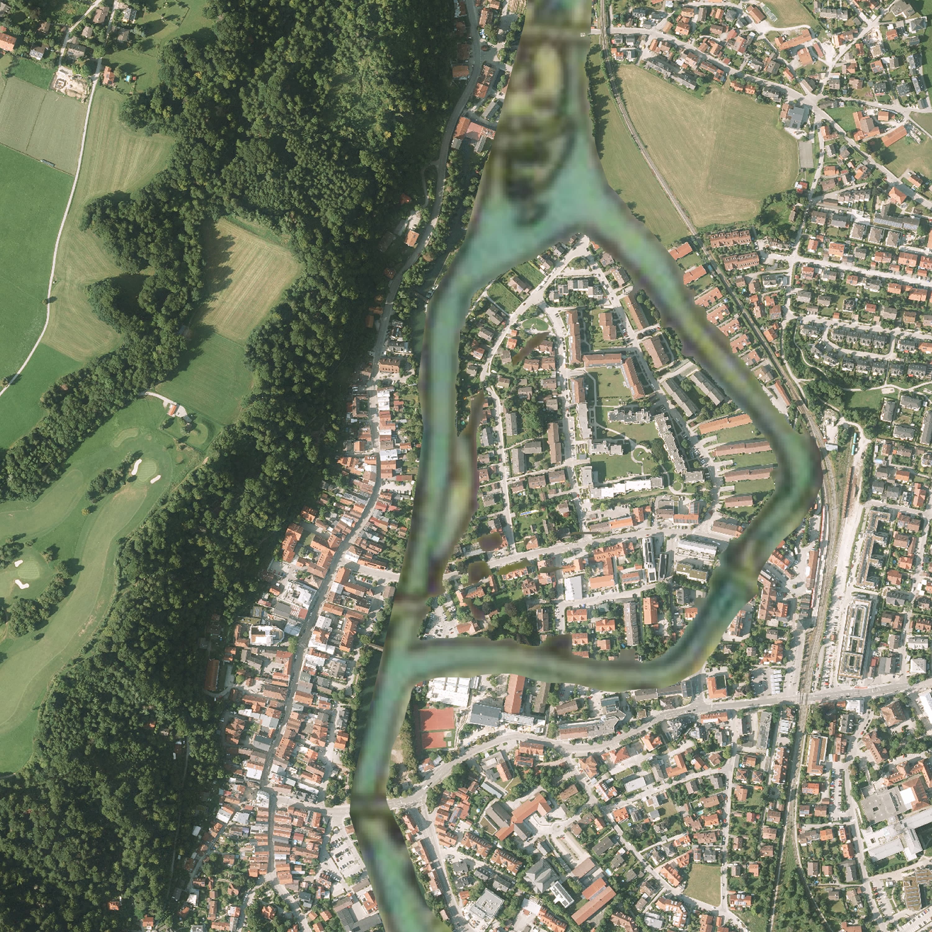 Schematische Überlagerung eines historischen Gewässerarms beziehungsweise Floßkanals auf eine heutige Luftbildgrundlage von Wolfratshausen.